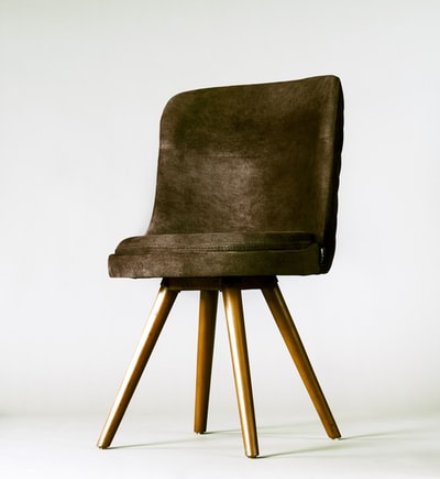 黑色真皮软垫棕色木制座椅